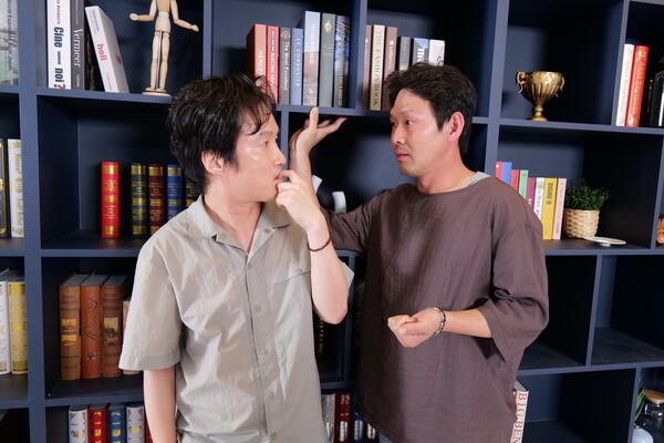 때론 진지하게, 때론 짓궂게. 서로를 인터뷰하는 이중옥 배우와 박종환 배우 ⓒ허프포스트코리아