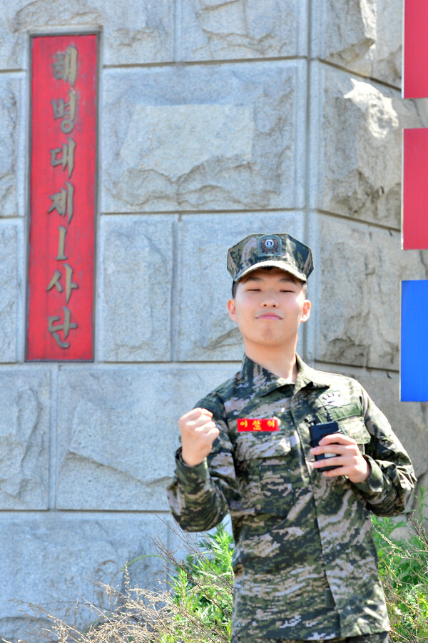 악동뮤지션 이찬혁이 29일 오전 해병대 만기 전역을 한 후 복무했던 경북 포항시 남구 오천읍 해병대 1사단 서문 앞에서 전역을 자축하고 있다. 2019.5.29 ©뉴스1&nbsp;