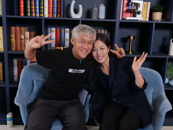 인터뷰 후 사진 포즈를 취하는 박호산 배우와 김정영 배우 ⓒ허프포스트코리아&nbsp;