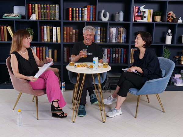 화기애애한 분위기에서 인터뷰 중인 김효정 평론가, 박호산 배우, 김정영 배우 ⓒ허프포스트코리아