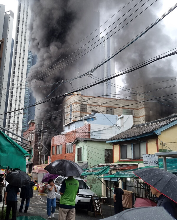 1일 오후 화재로 인한 원인을 알 수 없는 폭발사고가 발생한 부산 동구 한 목욕탕에 검은 연기가 솟구치고 있다. 2023.9.1. ⓒ독자제공/뉴스1