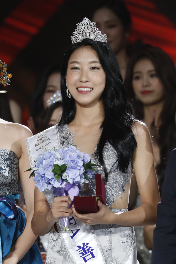 우희준이 11일 오후 서울 경희대 평화의 전당에서 열린 ‘2019미스코리아 선발대회’에서 善에 당선된 뒤 미소를 짓고 있다. 2019.7.11. ⓒ뉴스1