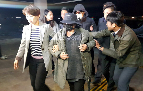 (기사 이해를 돕기 위한 자료사진) 거액의 사기혐의를 받고 있는 래퍼 마이크로닷(본명 신재호·25)의 부모가 8일 밤 충북 제천경찰서로 압송되고 있다. 2019.4.8. ⓒ뉴스1