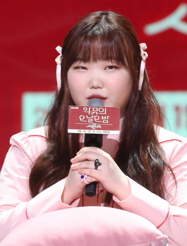 악뮤(AKMU)의 이수현이 29일 서울 영등포구 KBS 신관에서 열린 KBS 2TV 뮤직 토크쇼 '더 시즌즈-악뮤의 오날오밤' 제작발표회에서 인사말을 하고 있다. 2023.8.29 ©뉴스1