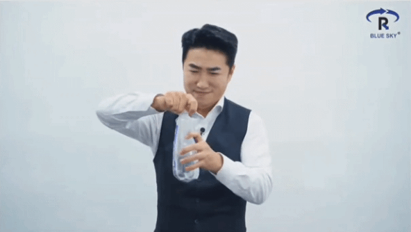 장동민이&nbsp;낸&nbsp;‘페트병&nbsp;원터치&nbsp;제거식&nbsp;용기&nbsp;포장지’&nbsp;아이디어.&nbsp;라벨을&nbsp;세로로&nbsp;붙여&nbsp;페트병&nbsp;뚜껑을&nbsp;돌리면&nbsp;동시에&nbsp;라벨지도&nbsp;떨어져 재활용에 용이하다. ⓒ유튜브 갈무리&nbsp;