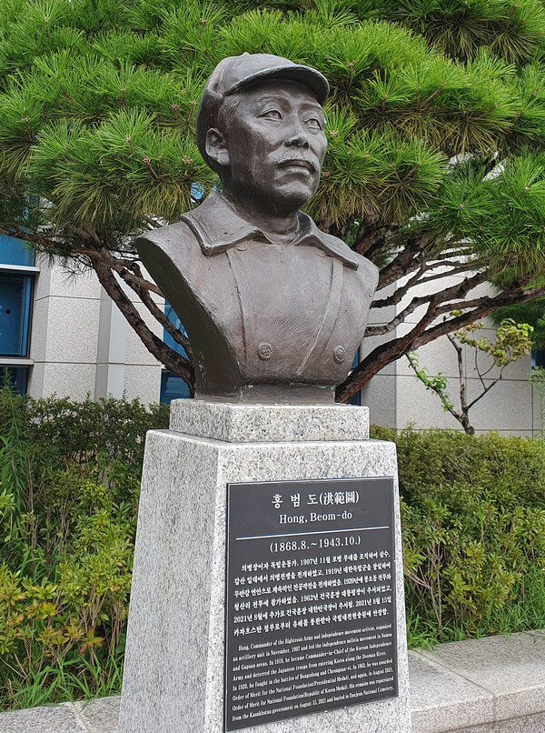 군이 육군사관학교 뿐만 아니라 국방부 청사 앞에 설치된 고(故) 홍범도 장군 흉상에 대해서도 '필요시 이전'을 검토하겠다고 밝혔다. 사진은 28일 서울 용산구 국방부 청사 앞에 설치된 고(故) 홍범도 장군 흉상 모습. 2023.8.28. ⓒ뉴스1