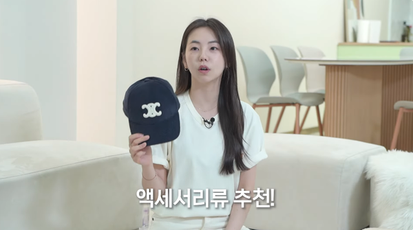 영상 '모자 러버가 고르고 고르다가 딱 13개만 가져와 봄' 캡처. ⓒ안소희 유튜브