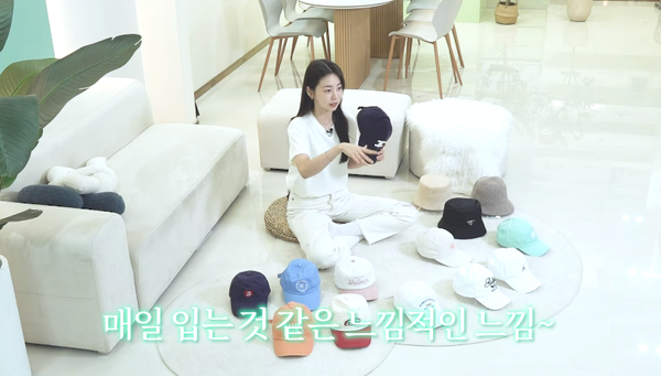 영상 '모자 러버가 고르고 고르다가 딱 13개만 가져와 봄' 캡처. ⓒ안소희 유튜브