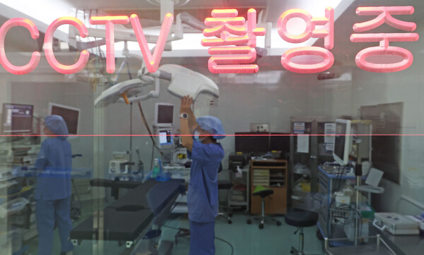 환자 의식이 없는 상태에서 수술을 시행하는 의료기관의 수술실에 폐쇄회로 텔레비전(CCTV)을 설치해야 하는 의료법 개정안이 전면 시행된 25일 경기 수원시 장안구 경기도의료원 수원병원 수술실에 CCTV가 설치돼 있다. 2023.9.25 ⓒ뉴스1