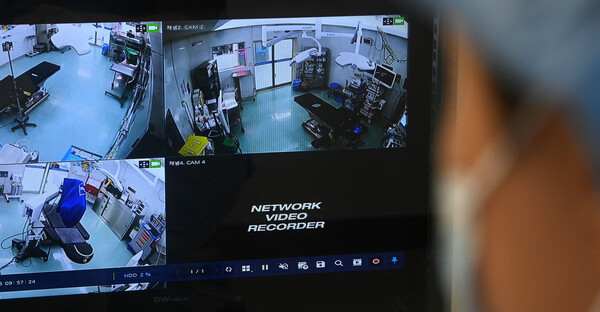 환자 의식이 없는 상태에서 수술을 시행하는 의료기관의 수술실에 폐쇄회로 텔레비전(CCTV)을 설치해야 하는 의료법 개정안이 전면 시행된 25일 경기 수원시 장안구 경기도의료원 수원병원 수술실에 CCTV가 설치돼 있다. 2023.9.25 ⓒ뉴스1