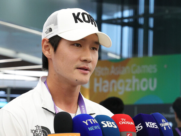 2022 항저우 아시안게임에 출전하는 테니스 권순우가 20일 오후 중국 항저우 샤오산 국제공항을 통해 입국 후 인터뷰를 하고 있다. 한국은 이번 대회에서 금메달 45~50개 이상을 획득해 종합 순위 3위에 오르겠다는 목표를 세웠다. 2023.9.20/뉴스1
