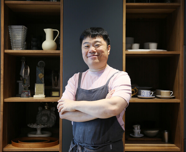 ‘옥주부’로 변신한 코미디언 정종철. 그가 자신이 설계하고 만든 주방 찬장 앞에 서서 포즈를 취했다. ⓒ박미향 기자&nbsp;mh@hani.co.kr/한겨레