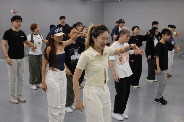 지난달 21일 오후 서울 성동구 원밀리언 댄스 스튜디오에서 조수연 안무가에게 수강생들이 춤을 배우고 있다. 이날 수강한 35명 수강생 가운데 23명이 미국, 프랑스, 인도네시아, 중국 등에서 온 외국인이었다. ⓒ한겨레 김혜윤 기자
