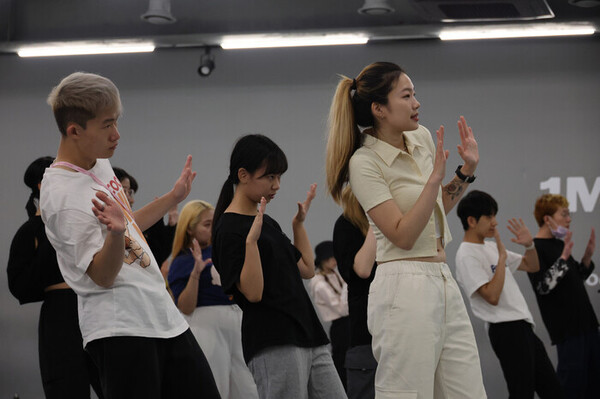 지난달 21일 오후 서울 성동구 원밀리언 댄스 스튜디오에서 조수연 안무가에게 수강생들이 춤을 배우고 있다. 이날 수강한 35명 수강생 가운데 23명이 미국, 프랑스, 인도네시아, 중국 등에서 온 외국인이었다. ⓒ한겨레 김혜윤 기자