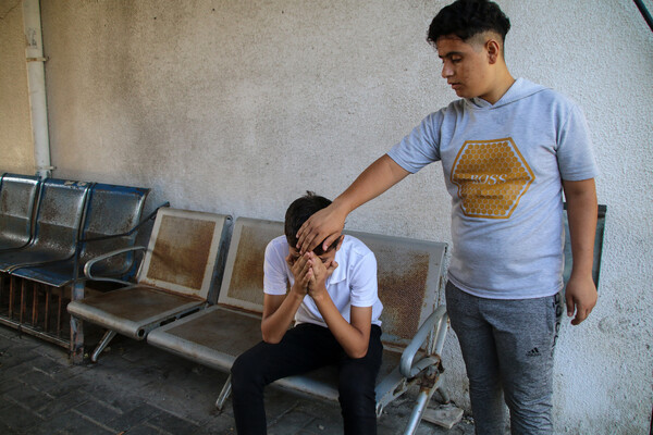 2023년 10월 7일 가자지구에 위치한 알시파 병원에서 눈물을 흘리는 한 젊은이. ⓒGettyImagesKorea