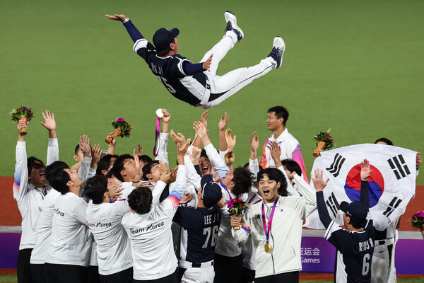 대한민국 야구 대표팀이 7일 중국 사오싱 야구·소프트볼 스포츠센터 제1구장에서 열린 2022 항저우 아시안게임 야구 시상식을 마친 후 류중일 감독을 헹가래 치고 있다. 대한민국은 이날 결승에서 대만을 2-0으로 꺾고 아시안게임 4연패 금자탑을 기록했다. 2023.10.7 ⓒ뉴스1