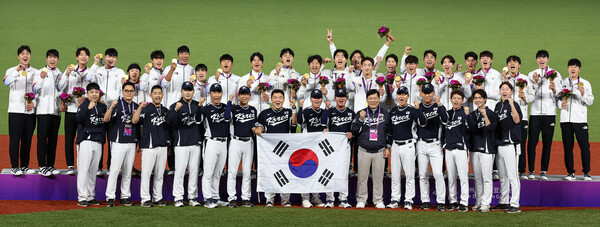 허구연 KBO 총재와 류중일 감독을 비롯한 대한민국 야구 대표팀이 7일 중국 사오싱 야구·소프트볼 스포츠센터 제1구장에서 열린 2022 항저우 아시안게임 야구 시상식을 마친 후 태극기를 펼치고 기념 촬영을 하고 있다. 대한민국은 이날 결승에서 대만을 2-0으로 꺾고 아시안게임 4연패 금자탑을 기록했다. 2023.10.7 ⓒ뉴스
