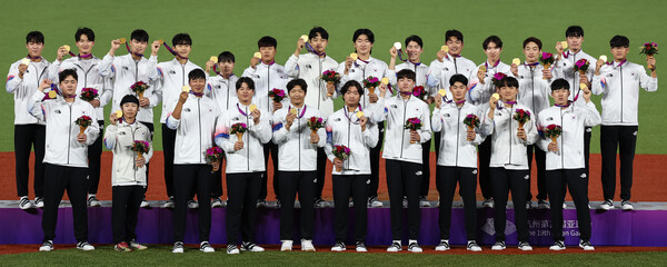 대한민국 야구 대표팀이 7일 중국 사오싱 야구·소프트볼 스포츠센터 제1구장에서 열린 2022 항저우 아시안게임 야구 시상식을 마친 후 금메달을 들어 보이고 있다. 대한민국은 이날 결승에서 대만을 2-0으로 꺾고 아시안게임 4연패 금자탑을 기록했다. 2023.10.7 ⓒ뉴스1
