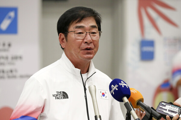 2022 항저우 아시안게임 대한민국 남자 야구 대표팀 류중일 감독이 8일 인천국제공항을 통해 귀국해 인터뷰하고 있다. (공동취재) 2023.10.8 ⓒ뉴스1.