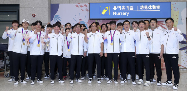 류중일 감독이 이끄는 2022 항저우 아시안게임 대한민국 남자 야구 대표팀이 8일 인천국제공항을 통해 귀국해 기념촬영을 하고 있다. (공동취재) 2023.10.8 ⓒ뉴스1