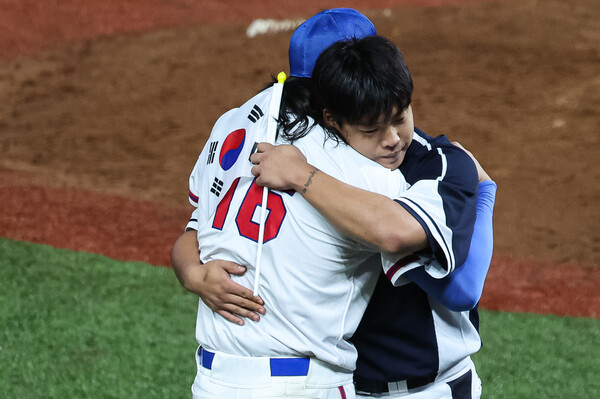 강백호와 대만 류즈롱이 7일 중국 사오싱 야구·소프트볼 스포츠센터 제1구장에서 열린 2022 항저우 아시안게임 야구 결승 경기를 마친 후 포옹하고 있다. 대한민국은 이날 결승에서 대만을 2-0으로 꺾고 아시안게임 4연패 금자탑을 기록했다. 2023.10.7 ⓒ뉴스1