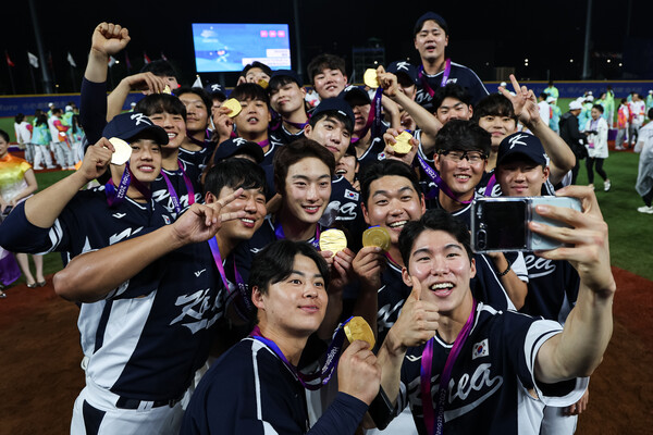 대한민국 야구 대표팀이 7일 중국 사오싱 야구·소프트볼 스포츠센터 제1구장에서 열린 2022 항저우 아시안게임 야구 결승전에서 대만을 2-0으로 꺾고 금메달을 획득한 후 기념 촬영을 하고 있다. 대한민국은 아시안게임 4연패 금자탑을 기록했다. 2023.10.7 ⓒ뉴스1