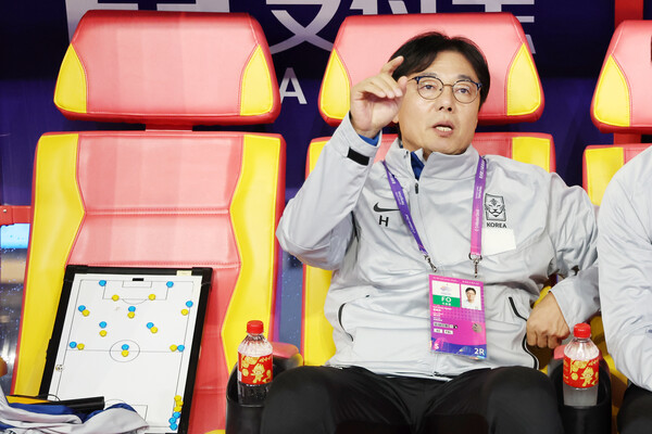 7일 오후 중국 항저우 황룽 스포츠센터 스타디움에서 열린 2022 항저우 아시안게임 남자 축구 대한민국과 일본의 결승전에서 대한민국 축구 대표팀 황선홍 감독이 스태프와 대화를 나누고 있다. 대한민국 축구대표팀은 이날 일본을 상대로 2대1 승리를 거둬 금메달을 목에 걸었다. 2023.10.8ⓒ뉴스1