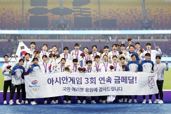 아시안게임 남자 축구대표팀 황선홍 감독을 비롯한 선수들이 7일 오후 중국 항저우 황룽 스포츠센터 스타디움에서 열린 2022 항저우 아시안게임 남자 축구 대한민국과 일본의 결승전에서 2대1로 승리해 금메달을 확정 지은 뒤 기념촬영을 하고 있다. 이날 승리로 대한민국 축구대표팀은 아시안게임 3연패를 달성했다. 2023.10.8 ⓒ뉴스1