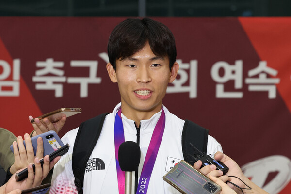 2022 항저우 아시안게임에서 금메달을 따내 3연패 위업을 달성한 남자 축구대표팀의 정우영이 8일 오후 인천공항을 통해 귀국해 취재진과 인터뷰 하고 있다. (공동취재) 2023.10.8ⓒ뉴스1