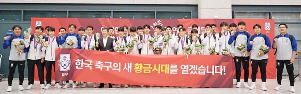 2022 항저우 아시안게임에서 금메달을 따내 3연패 위업을 달성한 남자 축구대표팀 선수들이 8일 오후 인천공항을 통해 귀국 후 단체 사진을 찍고 있다. (공동취재) 2023.10.8 ⓒ뉴스1