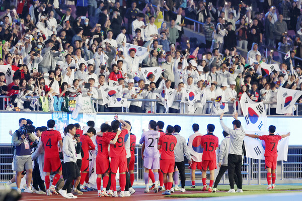 아시안게임 남자 축구대표팀 선수들이 7일 오후 중국 항저우 황룽 스포츠센터 스타디움에서 열린 2022 항저우 아시안게임 남자 축구 대한민국과 일본의 결승전에서 2대1로 승리해 금메달을 확정 지은 뒤 응원단을 향해 인사하고 있다. 이날 승리로 대한민국 축구대표팀은 아시안게임 3연패를 달성했다. 2023.10.8ⓒ뉴스1