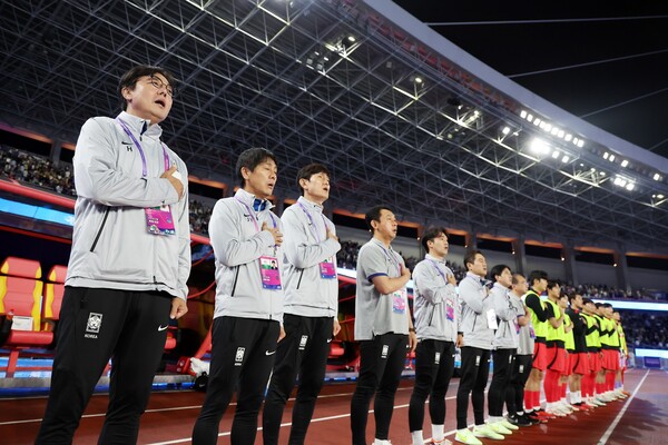7일 오후 중국 항저우 황룽 스포츠센터 스타디움에서 열린 2022 항저우 아시안게임 남자 축구 대한민국과 일본의 결승전 시작에 앞서 대한민국 황선홍 감독을 비롯한 대표팀 스태프 및 선수들이 애국가를 제창하고 있다. 대한민국 축구대표팀은 이날 일본을 상대로 2대1 승리를 거둬 금메달을 목에 걸었다. 2023.10.8ⓒ뉴스1