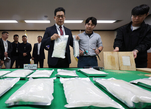 백해룡 영등포경찰서 형사2과장이 10일 오전 서울 영등포경찰서에서 열린 '말레이시아 밀반입 필로폰 국내 유통 범죄조직 검거' 브리핑 중 압수한 필로폰을 공개하는 모습.&nbsp;ⓒ뉴스1&nbsp;