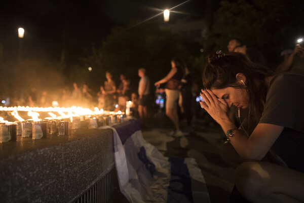 (기사 내용과 무관한 자료사진)&nbsp;2023년 10월 12일 이스라엘 텔 아비브의 디징오브 광장에서 한 여성이 사람들이 민간인과 군인들, 그리고 가자지구로 끌려간 인질들을 위해  촛불을 켜&nbsp;추모하고 있다. ⓒGettyImages Korea