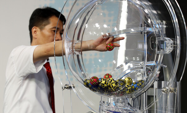 10일 오후 서울 마포구 MBC 상암동 스튜디오에서 '대국민 로또 추첨 공개 방송'에 앞서 관계자들이 추첨기 점검을 하고 있다. 2023.5.10 ⓒ뉴스1