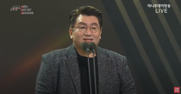 2016년 아시아 아티스트 어워드에서 프로듀서상을 수상했던 방시혁. ⓒ유튜브&nbsp;'MTN 머니투데이방송'