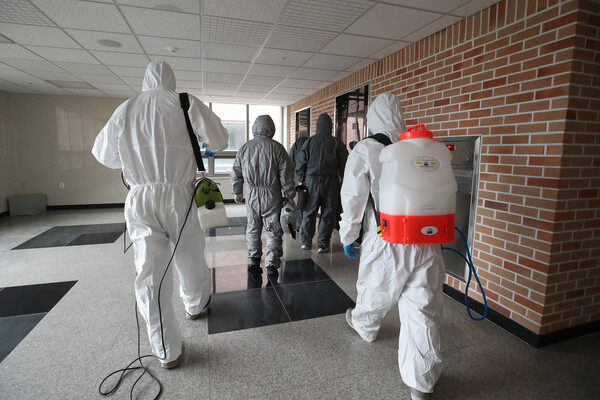 19일 오전 대구 달서구 계명대학교 성서캠퍼스 기숙사에서 방역업체 관계자와 기숙사 관리직원들이 빈대(베드버그·bedbug) 박멸을 위해 기숙사 곳곳을 소독하고 있다. 2023.10.19/뉴스1