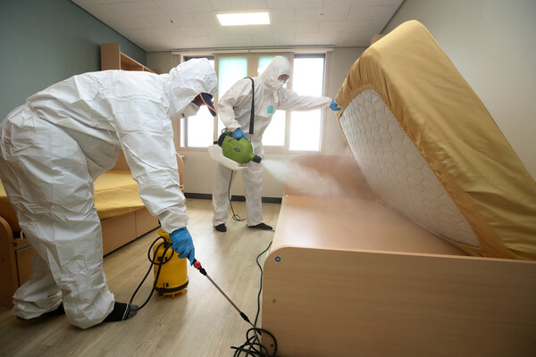 19일 오전 대구 달서구 계명대학교 성서캠퍼스 기숙사에서 방역업체 관계자와 기숙사 관리직원들이 빈대(베드버그·bedbug) 박멸을 위해 기숙사 내부를 소독하고 있다. 2023.10.19/뉴스1