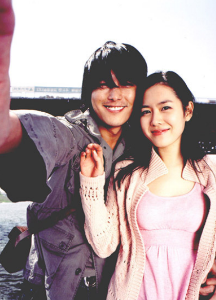 (영화 '내 머리 속의 지우개' 한 장면) '옥시토신'은 업무 처리력, 아기와 산모의 유대, 휴깃, 심리적 안정 높여. ⓒCJ엔터테인먼트