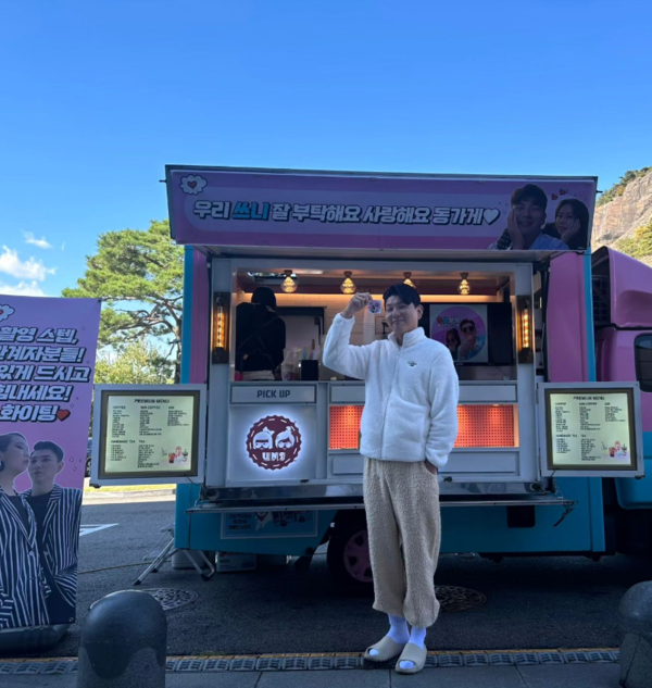 남은 50년 더 내가 잘할게 홍현희가 결혼 5주년을 기념해 남편 제이쓴에게 보낸 서프라이즈 선물을 보니 너무 사랑스러운 부부라는 생각이 든다