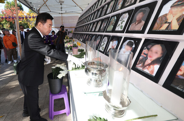 (기사 이해를 돕기 위한 자료사진) 김진표 국회의장이 29일 오전 서울 중구 서울광장에 마련된 10·29 이태원 참사 희생자 합동분향소를 찾아 헌화하고 있다.<BR> 2023.10.29. ⓒ뉴스1