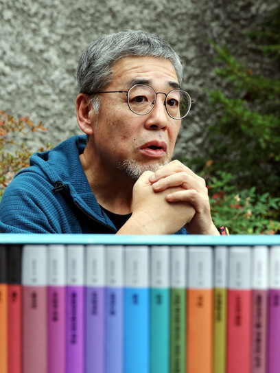 박성식 다빈치 대표가 1일 오후 서울 마포 한겨레신문사에서 활판인쇄로 제작한 중편 소설 선집 ‘노벨라33’에 대해 이야기하고 있다. ⓒ김경호 선임기자 jijae@hani.co.kr/한겨레
