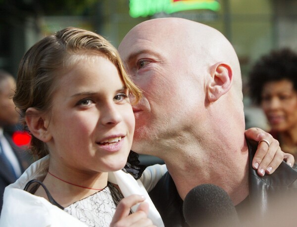 Bruce Willis e sua filha Tallulah Willis em 2004. ⓒGetty Images Coreia