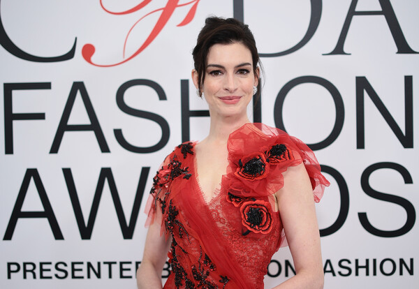 35세에 커리어 끊길 것이라 들었던 앤 해서웨이가 어느새 41살이 됐고, 자신과 같은 여성들에 연대의 말을 전했다