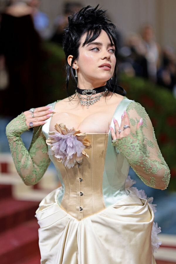 코르셋 패션을 선보인 빌리 아일리시