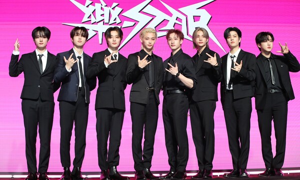 그룹 스트레이키즈(Stray Kids)의 리노(왼쪽부터), 한, 아이엔, 필릭스, 방찬, 현진, 승민, 창빈이 10일 오전 서울 콘래드 서울에서 가진 새 미니 앨범 ‘락스타(樂-STAR)’ 발매 기념 기자간담회에서 포즈를 취하고 있다. 2023.11.10 ⓒ뉴스1