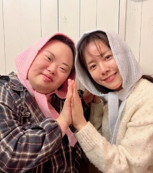 정은혜 작가와 한지민. ⓒ인스타그램