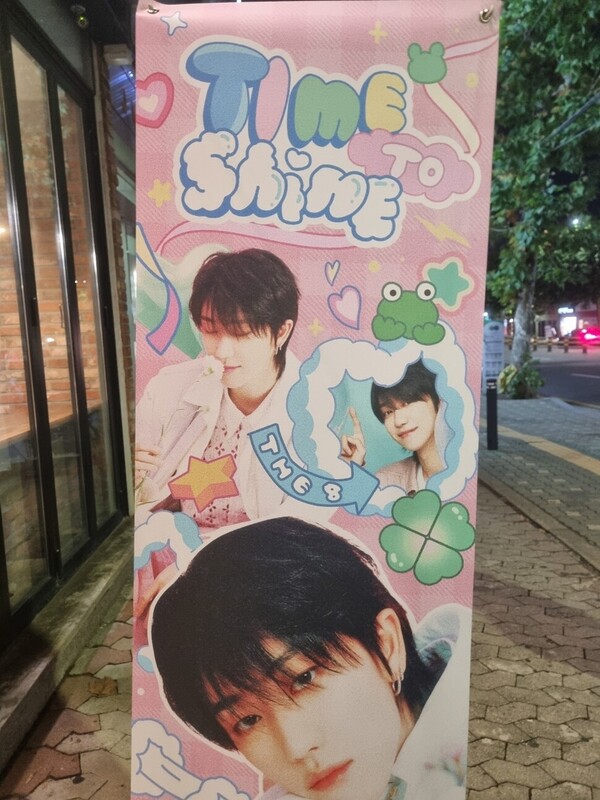 서울 마포구에서 열린 세븐틴 멤버 디에잇 생카 입구에 설치된 입간판.&nbsp;ⓒ윤은숙 제공/한겨레