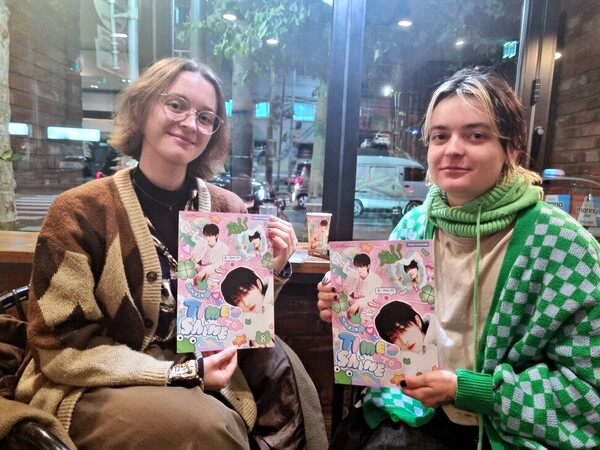 지난 7일 서울 마포구에서 열린 세븐틴 멤버 디에잇(The8) 생카에서 만난 독일 교환학생 쌍둥이 남매. 안토니아 수에센구스(왼쪽)와 핀 수에센구스. ⓒ윤은숙 제공/한겨레