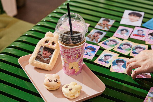 에스에프(SF)9 멤버 영빈의 생카에서 제공한 각종 굿즈와 간식들. 영빈을 상징하는 토끼 캐릭터 ‘토빈’ 디자인을 테마로 한 각종 상품과 영빈의 사진이 담긴 포토카드 등이 마련됐다.&nbsp;ⓒ스튜디오 어댑터 윤동길 실장/한겨레